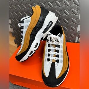 Nike Kids/Women White, Black, and Tan Sneakers